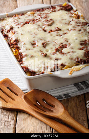 Crockpot milioni di dollari la pasta in una teglia vicino sul tavolo. In verticale Foto Stock