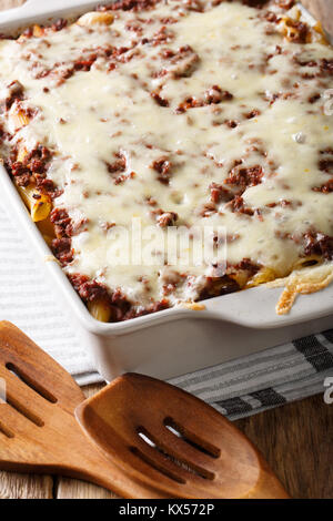 La deliziosa e abbondante pasto: milioni di dollari casseruola di pasta con carne e formaggio in una teglia da forno da vicino sul piano verticale. Foto Stock