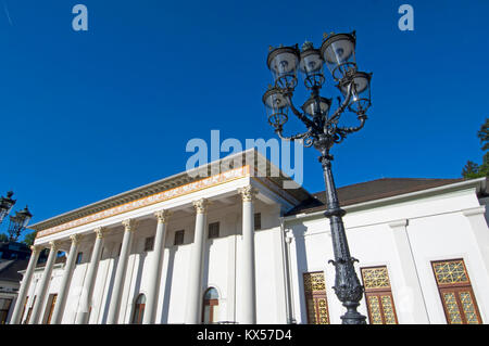 BRD, Baden-Württemberg, Baden-Baden, Kurhaus mit dem berühmten Casino, 1821-23 erbaut von Friedrich Weinbrenner mit korinthischer Säulenfront und zwei Foto Stock