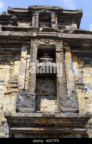 Facciata del tempio Arjuna sull altopiano di Dieng, Java Foto Stock