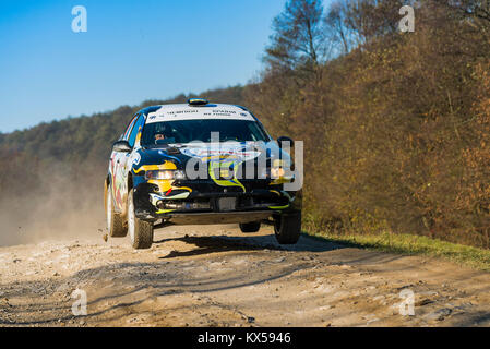 Lviv, Ucraina - 1 Novembre 2015: Racers Pavlo Kopylets e Anatoliy Nadvetski sulla marca auto Seat Leon (no.17) superare la via all'annuale Ra Foto Stock