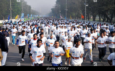 Kolkata, India. 07Th gen, 2018. Atleti e generale delle persone prendere parte in Kolkata polizia guida sicura vita sicura mezza maratona su Gennaio 7, 2018 a Calcutta. Credito: Saikat Paolo/Pacific Press/Alamy Live News Foto Stock