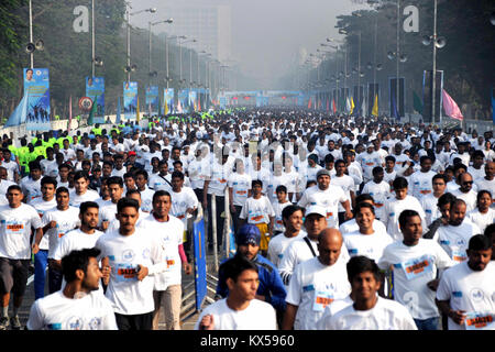 Kolkata, India. 07Th gen, 2018. Atleti e generale delle persone prendere parte in Kolkata polizia guida sicura vita sicura mezza maratona su Gennaio 7, 2018 a Calcutta. Credito: Saikat Paolo/Pacific Press/Alamy Live News Foto Stock