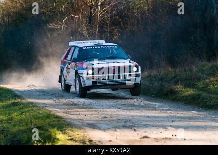 Lviv, Ucraina - 1 Novembre 2015: Racers Serhiy Chekan e Anatoliy Nadvetski sulla marca auto Lancia Delta Integrale (no.14) superare la via a th Foto Stock