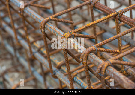 Barre in acciaio rinforzo su un sito in costruzione. Foto Stock