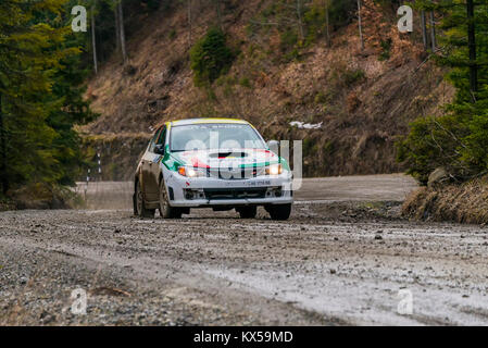 Nyzni Worota, Ucraina - 13 Marzo 2016: Sconosciuto racer per la marca di automobili Subaru Impreza superare il via al Rally annuale dei picchi di inverno, vicino Foto Stock