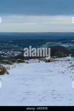 Coperta di neve sul sentiero con scuotipaglia dal leader Hergest Ridge giù nell'Herefordshire città di Kington UK Dicembre 2017 Foto Stock