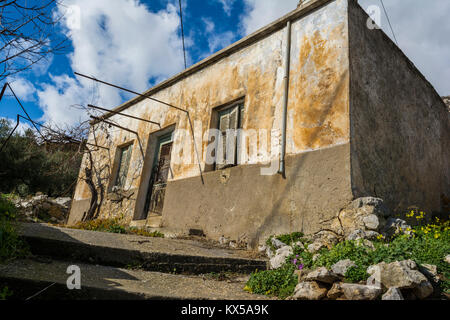 Vecchia casa abbandonata nel tradizionale villaggio Chamaitoulo a Creta, Grecia Foto Stock