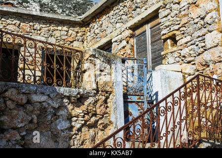 Vecchia casa abbandonata nel tradizionale villaggio Chamaitoulo a Creta, Grecia Foto Stock