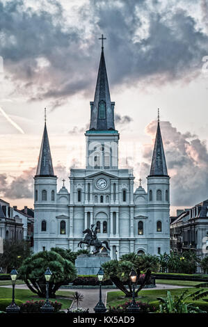 Immagine monocromatica alla cattedrale di Saint Louis a New Orleans al tramonto Foto Stock