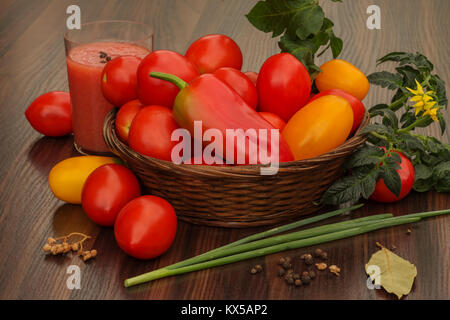 Pomodori e le erbe fresche in un cestello closeup Foto Stock