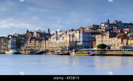 Vista sul fiume Douro a Porto, Portogallo Foto Stock