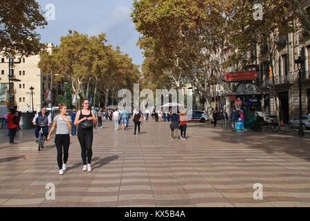 Le persone camminano sulla alberata Rambla di Barcellona, in Spagna il 2 novembre 2017. La famosa avenue è una popolare destinazione turistica. Foto Stock