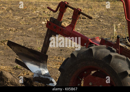 DIKANKA, Ucraina - 30 settembre 2015: aratura giardino motore trattore-blocco 'Motore Sich MB-4,05' Foto Stock