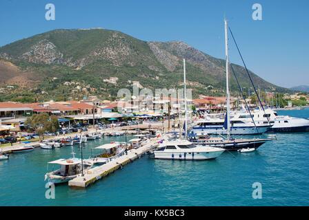 Barche ormeggiate nel porto di Spartochori sull'isola greca di Meganisi il 18 agosto 2008. Foto Stock