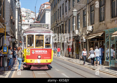 Lisbona Portogallo,Baixa,Chiado,centro storico,Rua da Conceicao,tram d'epoca,Carris,tram 28,fermata,donna donne,imbarco,strada,trasporto,Hi Foto Stock