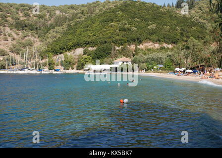 Guardando verso il basso sulla spiaggia di Spartochori sull'isola greca di Meganisi, il 21 agosto 2008. Foto Stock