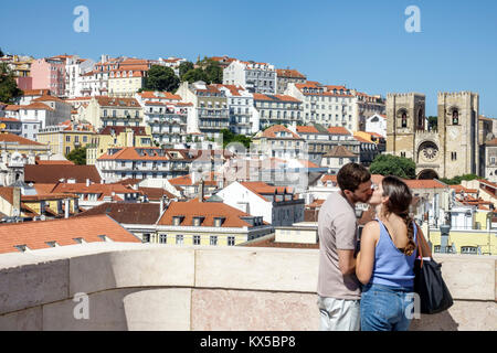 Lisbona Portogallo,Baixa,Chiado,centro storico,Arco da Rua Augusta,arco,piattaforma panoramica,uomo uomini maschio,donna donne,coppia,romantico,baciare,città sk Foto Stock