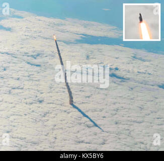 Lo Space Shuttle Endeavour (STS-134) di blasti attraverso la piattaforma cloud dopo il lancio dal Kennedy Space Center Launch Complex 39 sull'isola Merritt in Florida, Stati Uniti il 16 maggio 2011 per la fornitura di apparecchiature per la Stazione Spaziale Internazionale (ISS). Vedere immagine KX5BXY per la versione senza ingrandita inset. Foto Stock