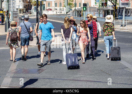 Lisbona Portogallo,Largo do Rato,strada,pedoni,traversata,adulti uomo uomo uomini maschio,donna donna donna donna donna donna donna donna donna donna donna donna,giovane adulto,bagagli a rotazione,latino ispanico Foto Stock