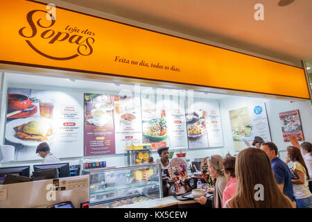 Lisbona Portogallo,Sao Sebastiao,El Corte Ingles,megastore,grandi magazzini,caffetteria,tavoli da tavola plaza ristoranti casual,venditori ambulanti venditori s Foto Stock