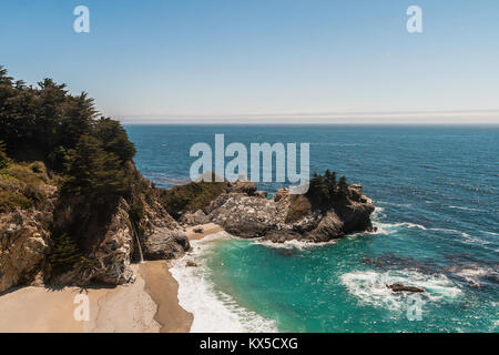 McWay cade in McWay Creek. Pacifico bella spiaggia di sabbia con cascata lungo il Big Sur Costa, California, USA. Foto Stock