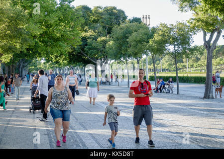 Lisbona Portogallo,Praca do Marques de Pombal,Parco Eduardo VII,Parque,parco pubblico,passeggiata,uomo uomo maschio,donna femmina donne,ragazzi,bambini bambini bambino Foto Stock