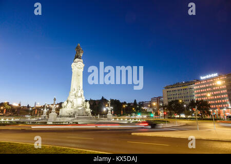 Lisbona Portogallo,Praca do Marques de Pombal,rotatoria,circolazione circolare,statua,crepuscolo,luci auto,striature chiare,serata notturna,ispanica,immigrati immigrati, Foto Stock