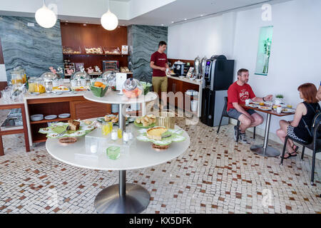 Lisbona Portogallo, Marques de Pombal, Fenix Garden, hotel, ristorante ristoranti cibo ristoranti caffè, sala da pranzo, colazione a buffet gratuita, donna wome femminile Foto Stock