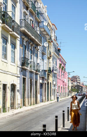 Lisbona Portogallo,Alfama,strada,centro storico,edifici,donne donne donne,a piedi,ispanico,immigrati immigrati,portoghese,PT170703022 Foto Stock