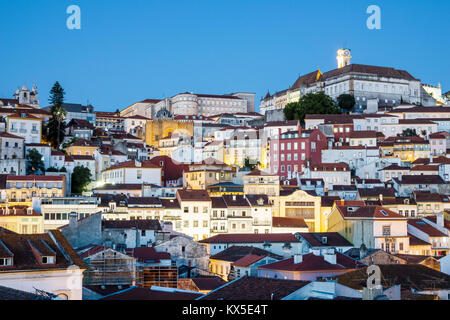 Coimbra Portugal,centro storico,alta,Uptown,Università di Coimbra,skyline della città,edifici,collina,tetti,crepuscolo,serata notturna,ispanica,immi immigranti Foto Stock