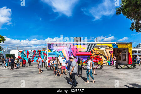 Visitatori a Wynwood Walls, Wynwood Art District, Miami, Florida, Stati Uniti. Foto Stock