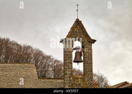 Le antiche mura del santuario francescano nell'Appennino Toscano Foto Stock