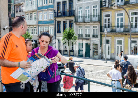 Porto Portogallo,centro storico,Sao Bento,Plaza Almeida Garrett,uomo uomini maschio,donna donna donne,ragazza ragazze,bambini bambini bambini bambini,famiglia pazzi Foto Stock