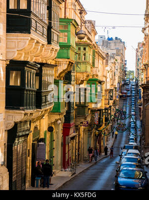 Scena di strada con Gallarija, tipico balcone in legno di La Valletta, capitale europea della cultura nel 2018, Malta, Europa Foto Stock