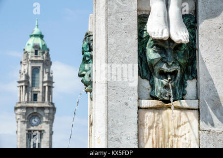 Porto Portogallo,Baixa,centro storico,Praca da Liberdade,Piazza della libertà,Torre del Municipio,Fonte da Juventude,Fontana della Gioventù,dettaglio,beccuccio acqua,Ispanico,i Foto Stock