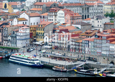 Porto Portogallo,fiume Douro,Barrio la Ribeira,centro storico,lungofiume,acqua,skyline della città,edifici,tetti,barche,appartamenti residenziali,Hi Foto Stock