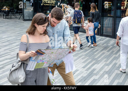 Porto Portogallo,centro storico,Praca de Lisboa,shopping shopper shopping shopping negozi mercati di mercato acquisti di vendita, negozio al dettaglio negozi business busin Foto Stock