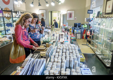 Porto Portogallo,centro storico,Praca Gomes Teixeira,Universidade do Porto,Università di Porto,Rettorio,Facoltà di Belle Arti,shopping di articoli da regalo Foto Stock