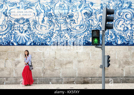 Porto Portogallo,centro storico,Igreja do Carmo,chiesa,cattolica,esterno,mosaico,azulejos,piastrelle dipinte blu,teen teen teen teen ispanic Foto Stock