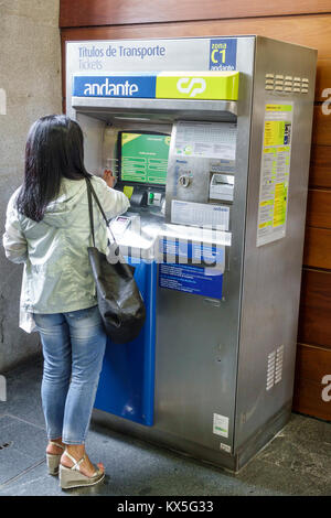 Porto Portogallo,Metro do Porto,trasporto pubblico,metropolitana,stazione Campanha,Andante,distributore automatico,biglietto di tariffa,donna donne,transazione pagante bu Foto Stock