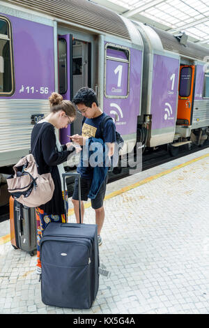 Lisbona Portogallo,Cais do Sode,stazione ferroviaria,capolinea,stazione ferroviaria,piattaforma,ragazzi asiatici,ragazzi ragazzi ragazzi ragazzi ragazzi ragazzi bambini maschi, ragazze ragazze,donne,adolescenti Foto Stock