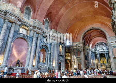 Lisbona Portogallo,Rossio,centro storico,Igreja de Sao Domingos,Monumento Nazionale,interno,Chiesa cattolica,religione,messa,Celebrazione eucaristica, Foto Stock