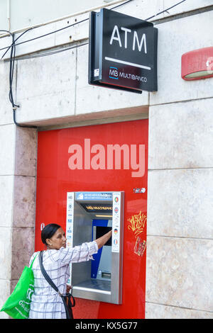 Lisbona Portogallo,Rossio,centro storico,Praca da Figueira,ATM,bancomat,bancomat,ispanica,immigrati immigrati,donne donne donne,ispanica,immi immigrati Foto Stock