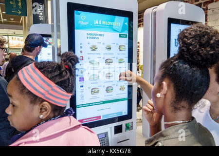 Lisbona Portogallo, Rossio, centro storico, Praca Dom Pedro, McDonald's, fast food, ristoranti ristoranti ristoranti ristoranti mangiare fuori caffè cafè bistrot, self-service ki Foto Stock