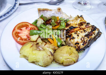 Lisbona Portogallo,Rossio,centro storico,Restaurante Prazeres do Mar,ristoranti ristoranti ristorazione caffè, ristoranti,Marisqueira,frutti di mare,piatto,merluzzo, Foto Stock