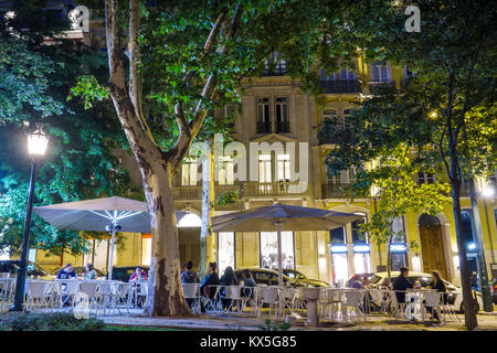 Lisbona Portogallo,Avenida da Liberdade,lungomare,Bananacafe,al fresco,marciapiede esterno tavoli strada da pranzo,tavoli,ombrelloni,sera,illuminazione,alberi,HISP Foto Stock