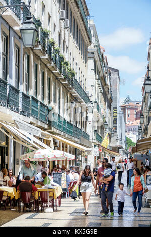 Lisbona Portogallo, Baixa-Chiado, centro storico, Rua dos Correeiros, passeggiata pedonale, caffè sul marciapiede, cene all'aperto, ispanico, immigrati immigrati, fami Foto Stock