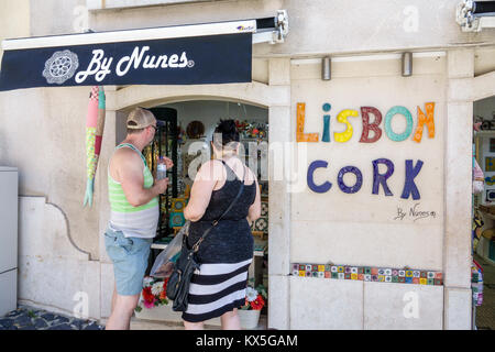 Lisbona Portogallo,quartiere di Castelo,shopping shopper shopping negozi mercati mercato acquisti vendita, negozi al dettaglio negozi business business Foto Stock