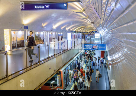 Lisbona Portogallo,Baixa-Chiado,Metro Lisboa,trasporto di massa,metropolitana,stazione,soppalco,piattaforma,vista aerea,passeggeri passeggeri motociclisti,affollato,treno,b Foto Stock